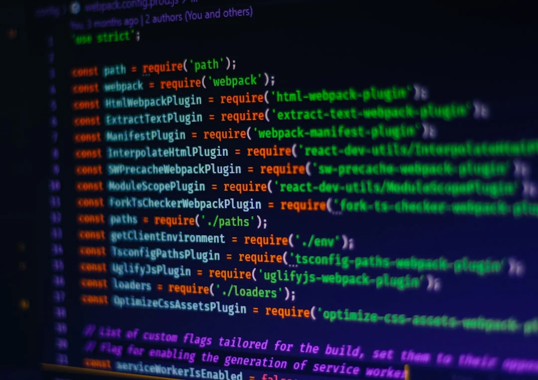 Un espace de travail contemporain présentant un ordinateur portable, une tablette et des smartphones, idéal pour une utilisation technologique et en freelance.